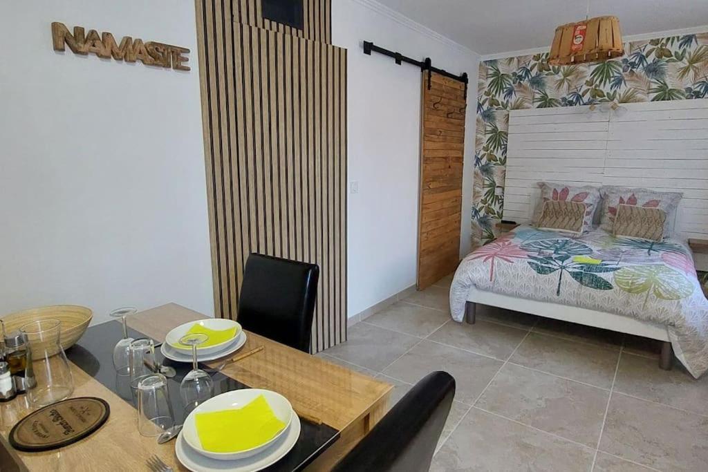 Gite De L'Olivier, Classe, Climatise, Jardin Avec Parking Gratuit Devant Le Logement Et A 5 Minutes Du Centre-Ville A Pied LʼIsle-sur-la-Sorgue Exterior foto